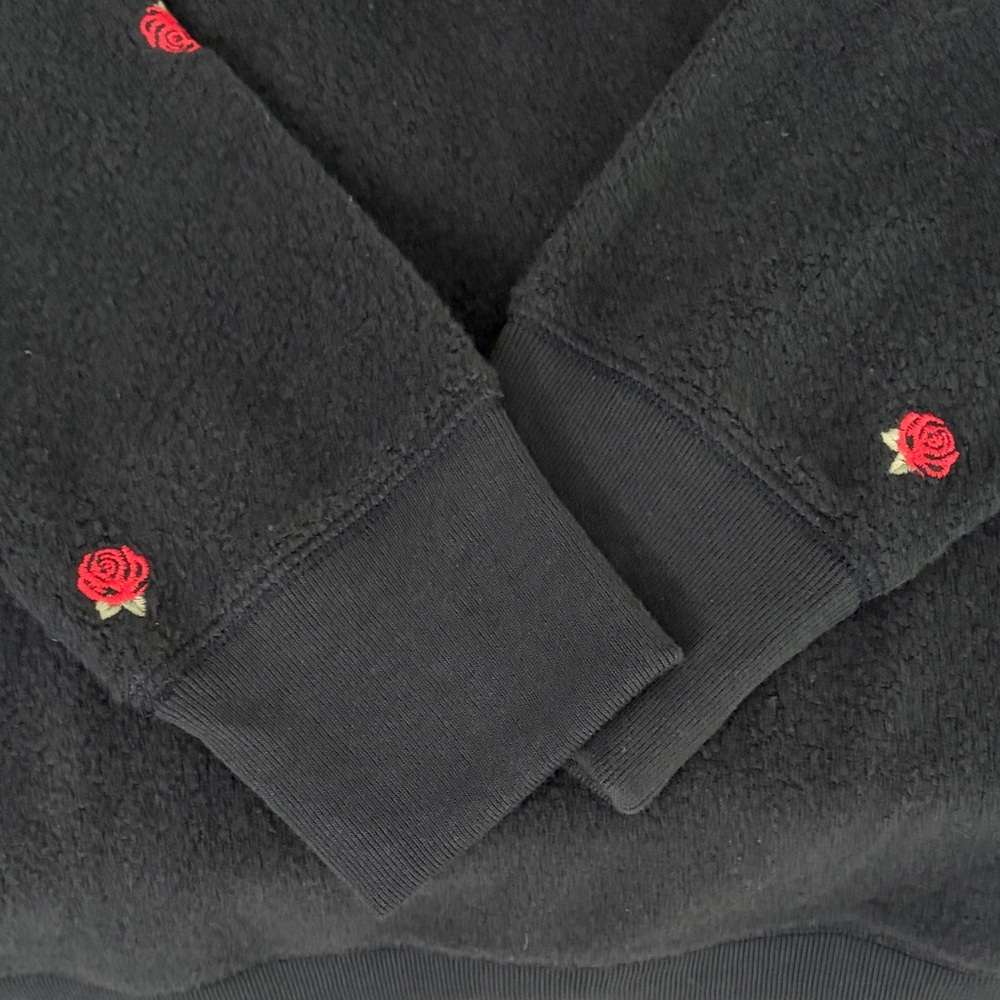 🌹 🆕 PINK Victoria's Secret Black fleece Sweater with Red Rose Detail - Picture 5 of 9